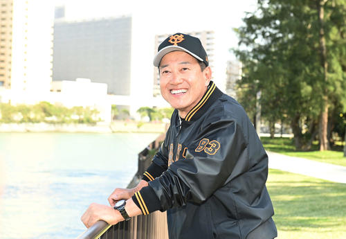 徒歩で宿舎へ帰る途中、川沿いで笑顔の巨人原監督（撮影・鈴木みどり）