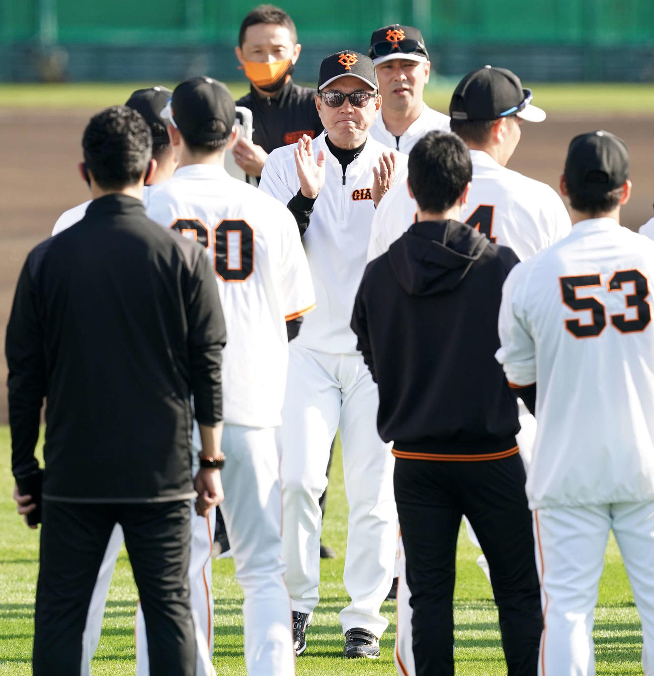 巨人沖縄キャンプ開始前、選手に訓示する原監督（中央）（撮影・江口和貴）