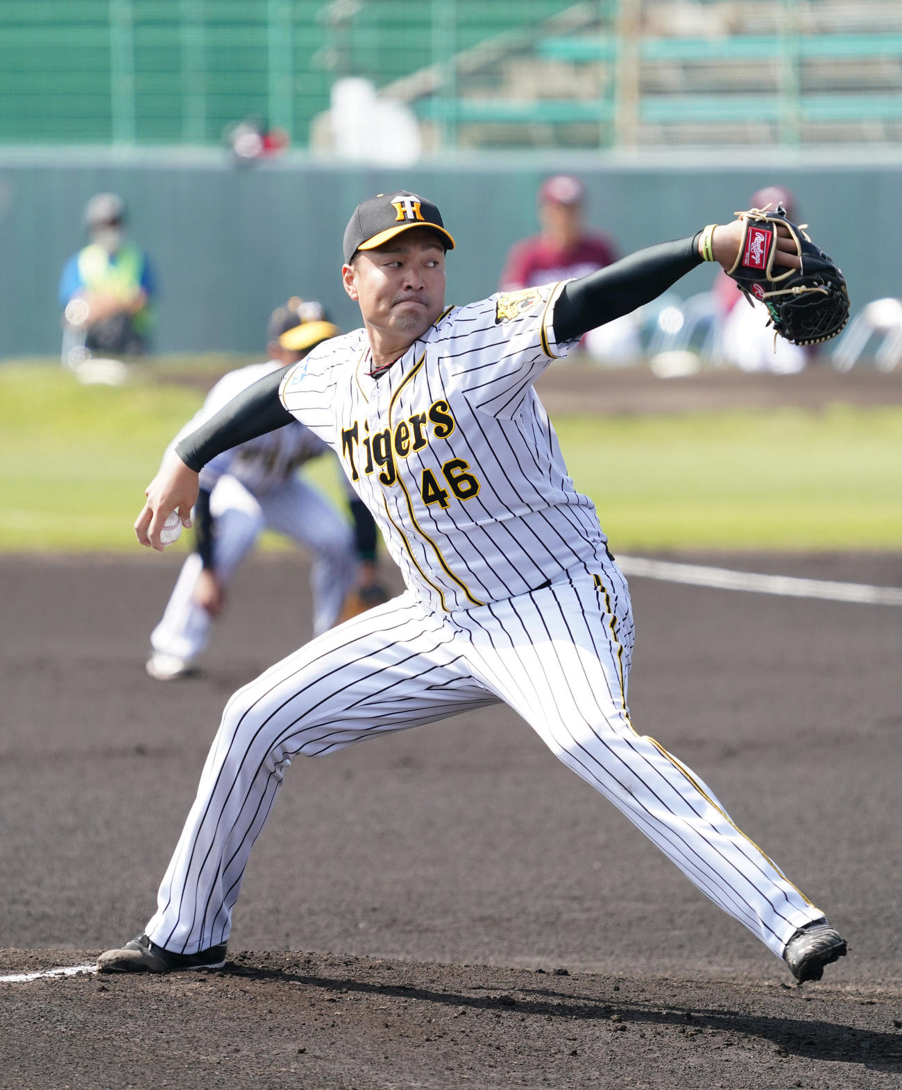 楽天との練習試合に先発し力投する阪神秋山（撮影・菅敏）