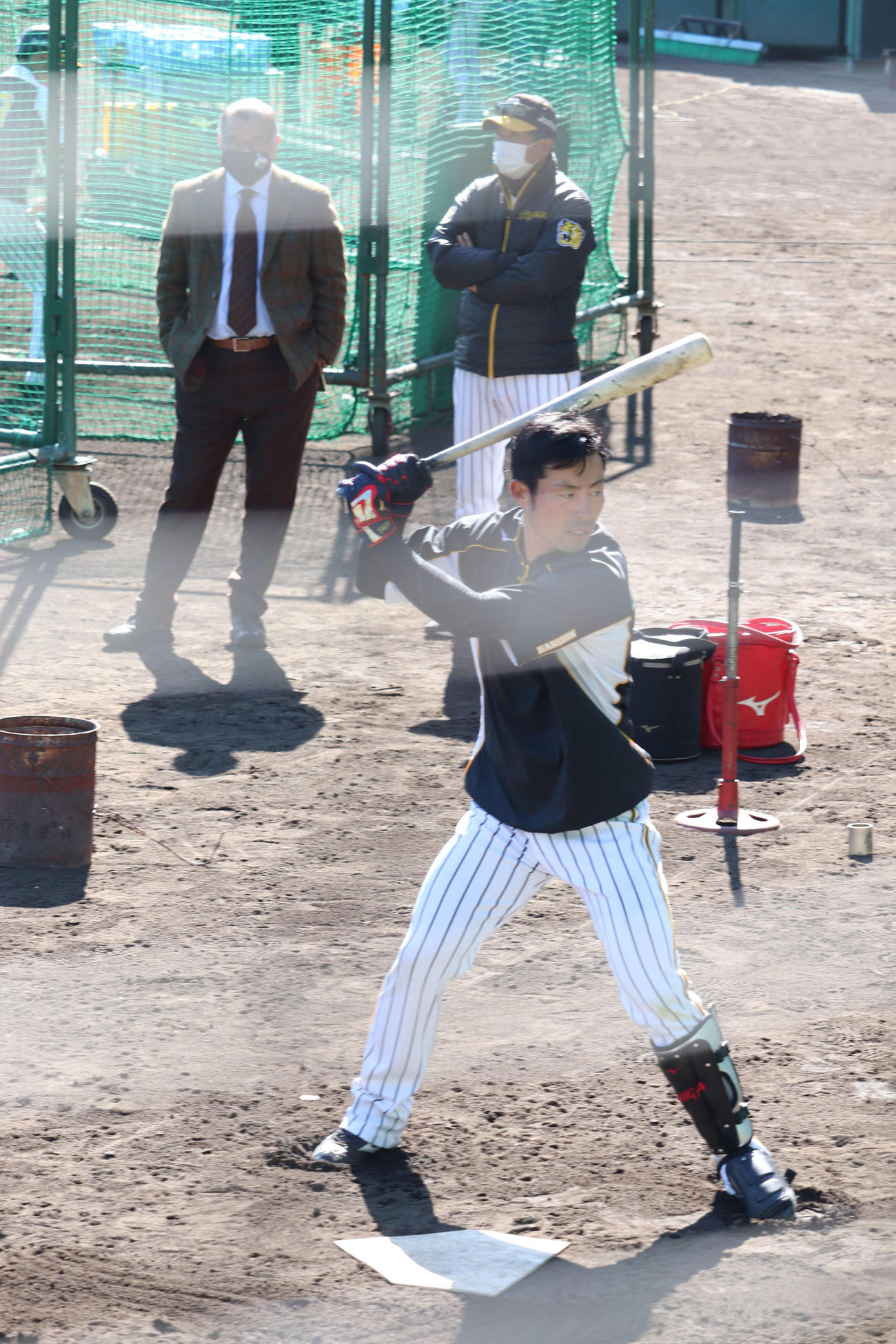江越を指導する阪神HLTの掛布雅之氏（後列左）、右は平田2軍監督