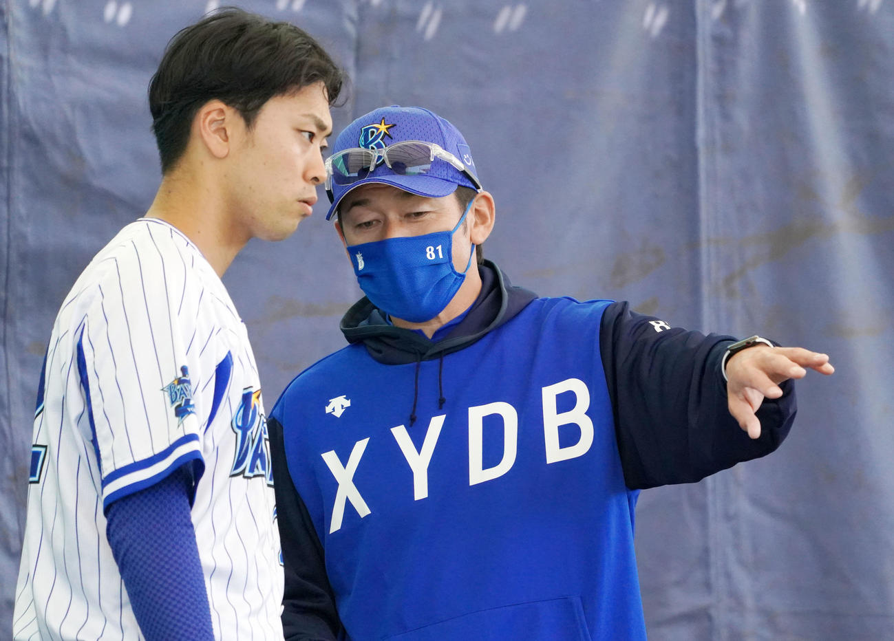 ブルペンでの投球練習を終えたDeNA入江（左）と会話を交わす三浦監督（撮影・横山健太）