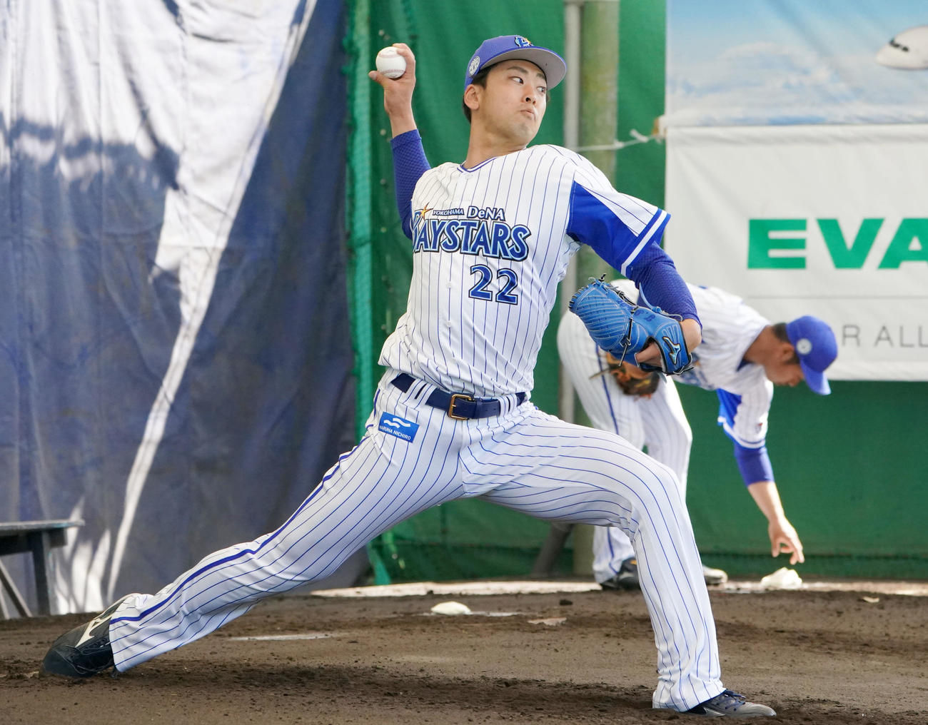 ブルペンで投球練習をするDeNA入江（撮影・横山健太）
