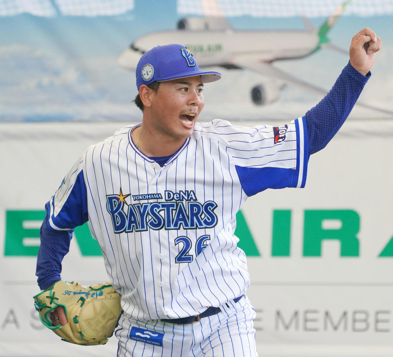 ブルペンで投球練習をするDeNA浜口（撮影・横山健太）