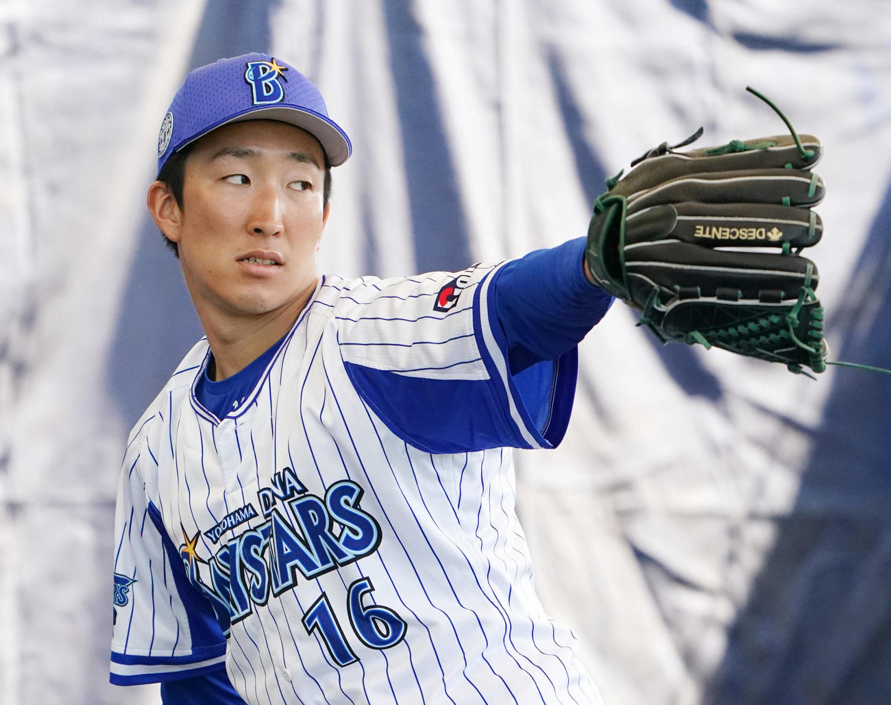 ブルペンで投球練習をするDeNA大貫（撮影・横山健太）