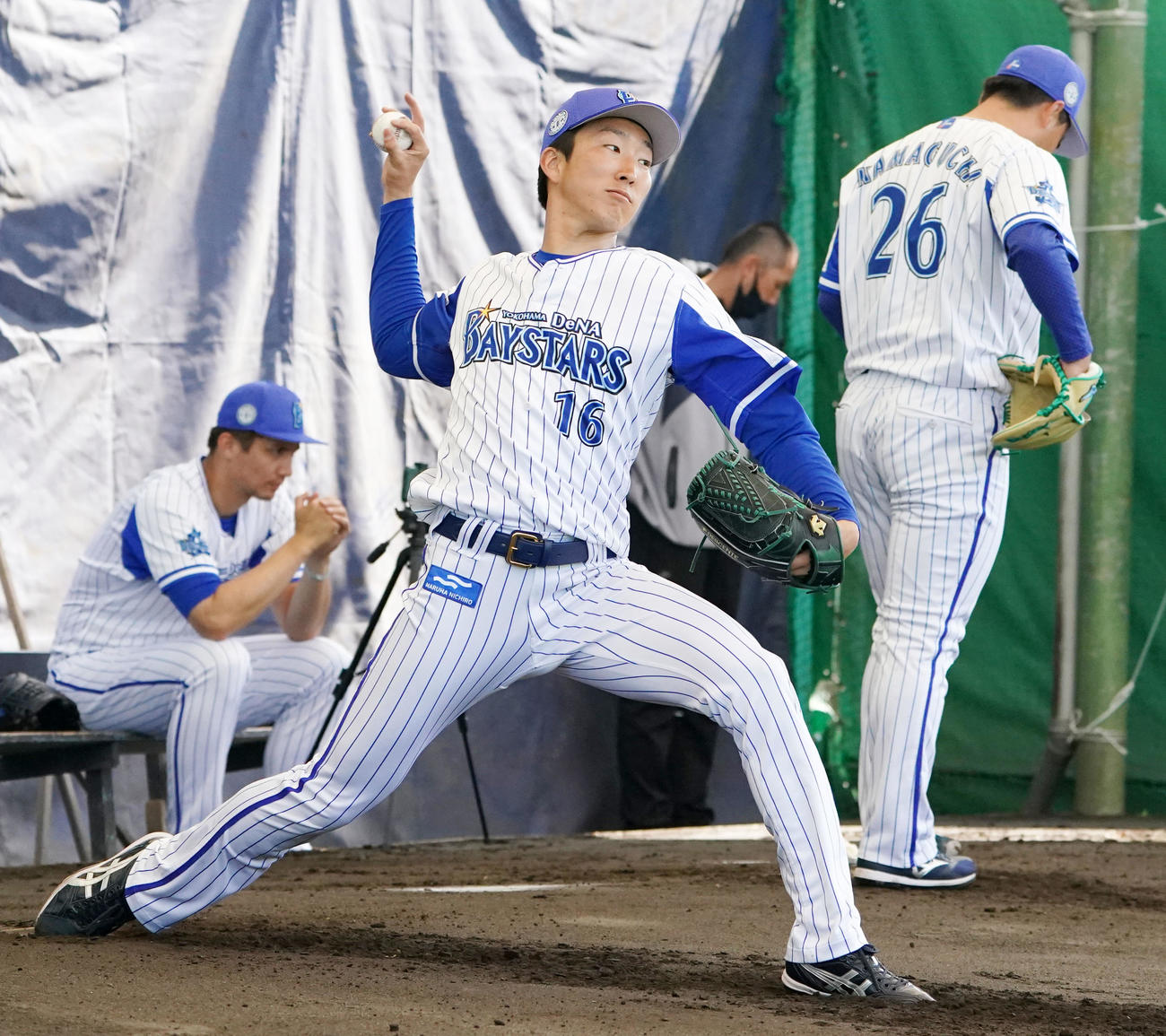 ブルペンで投球練習をするDeNA大貫（中央）と浜口（撮影・横山健太）