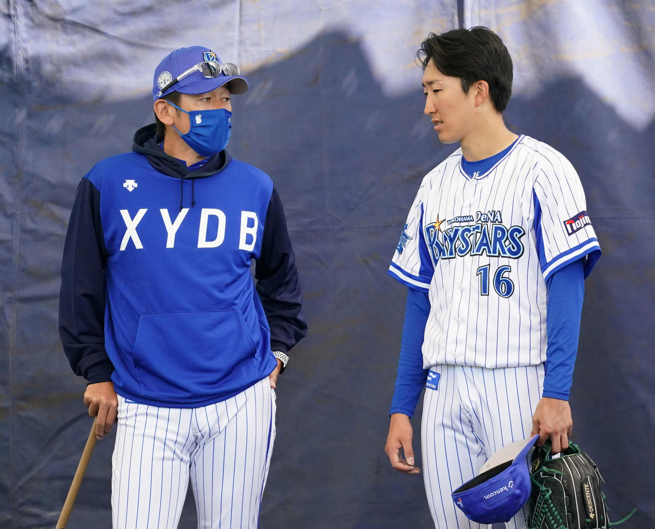 ブルペンでの投球練習後、DeNA三浦監督（左）と会話を交わす大貫
