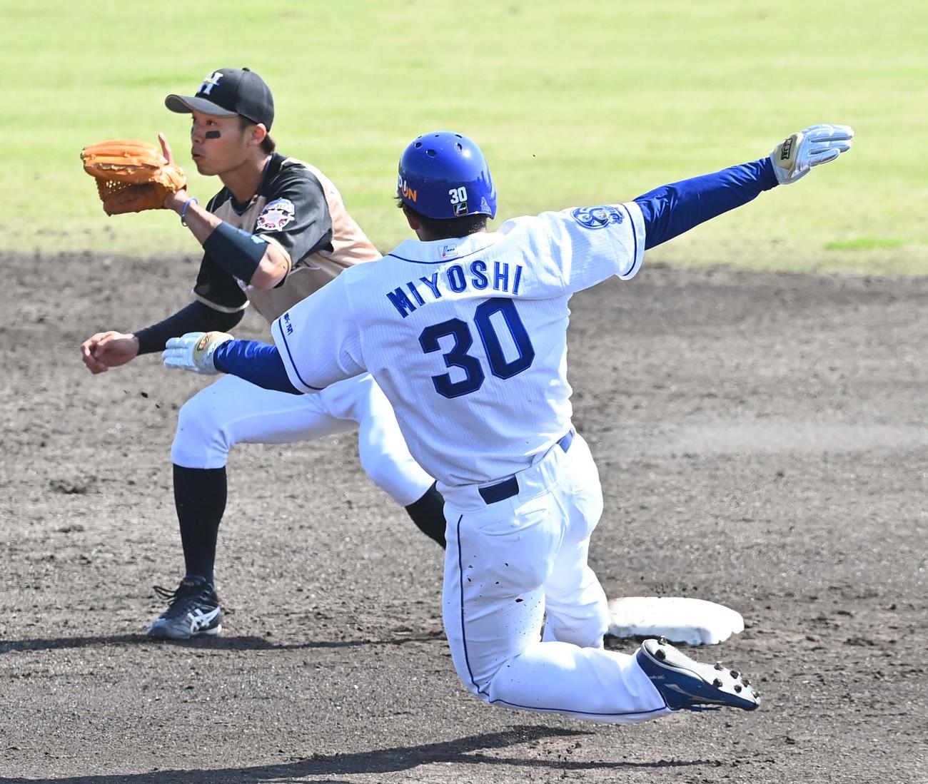 中日対日本ハム　2回裏中日1死一塁、二盗に成功する三好大倫（撮影・上田博志）