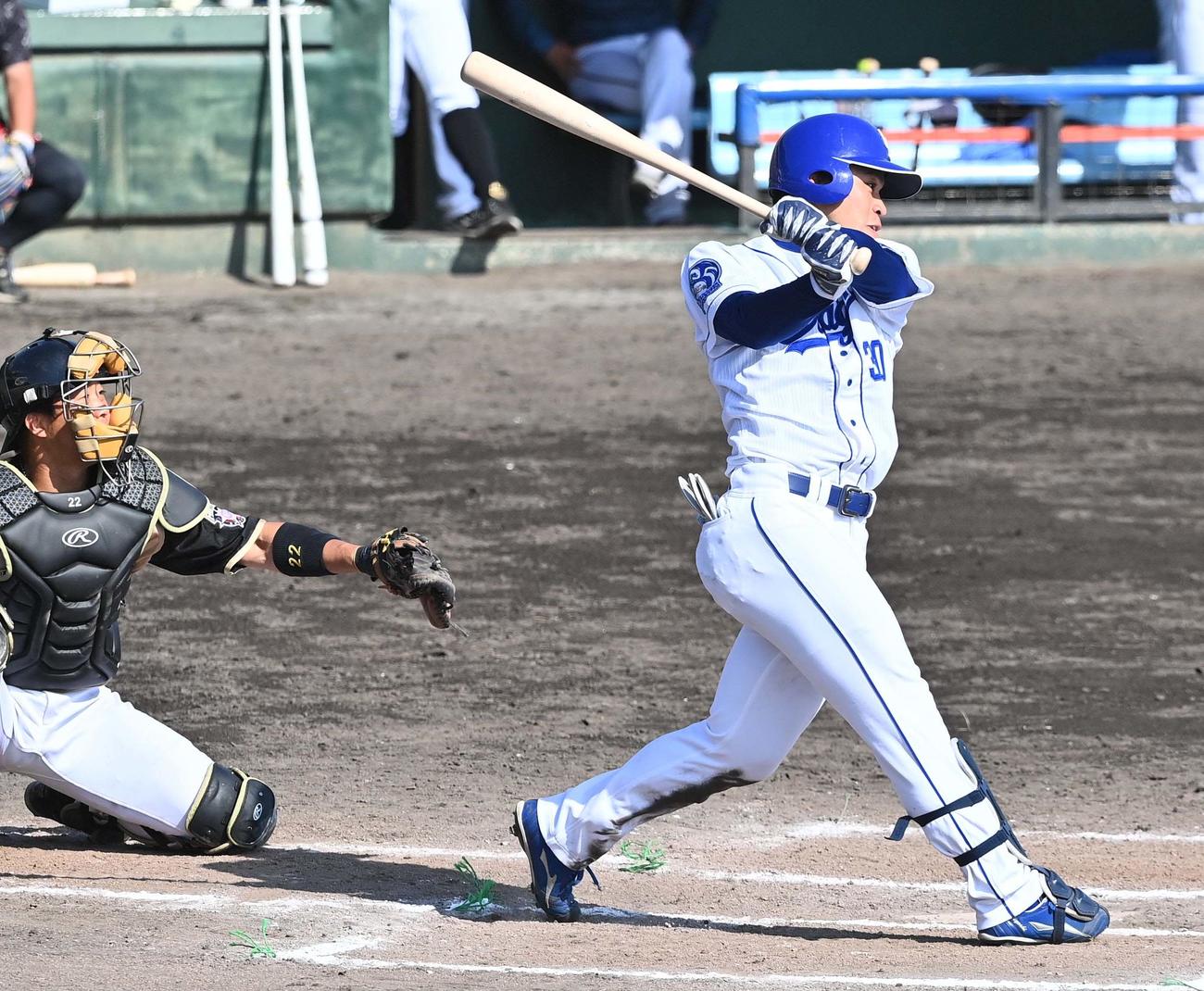 中日対日本ハム　6回裏中日1死満塁、左前に同点適時打を放つ三好大倫（撮影・上田博志）