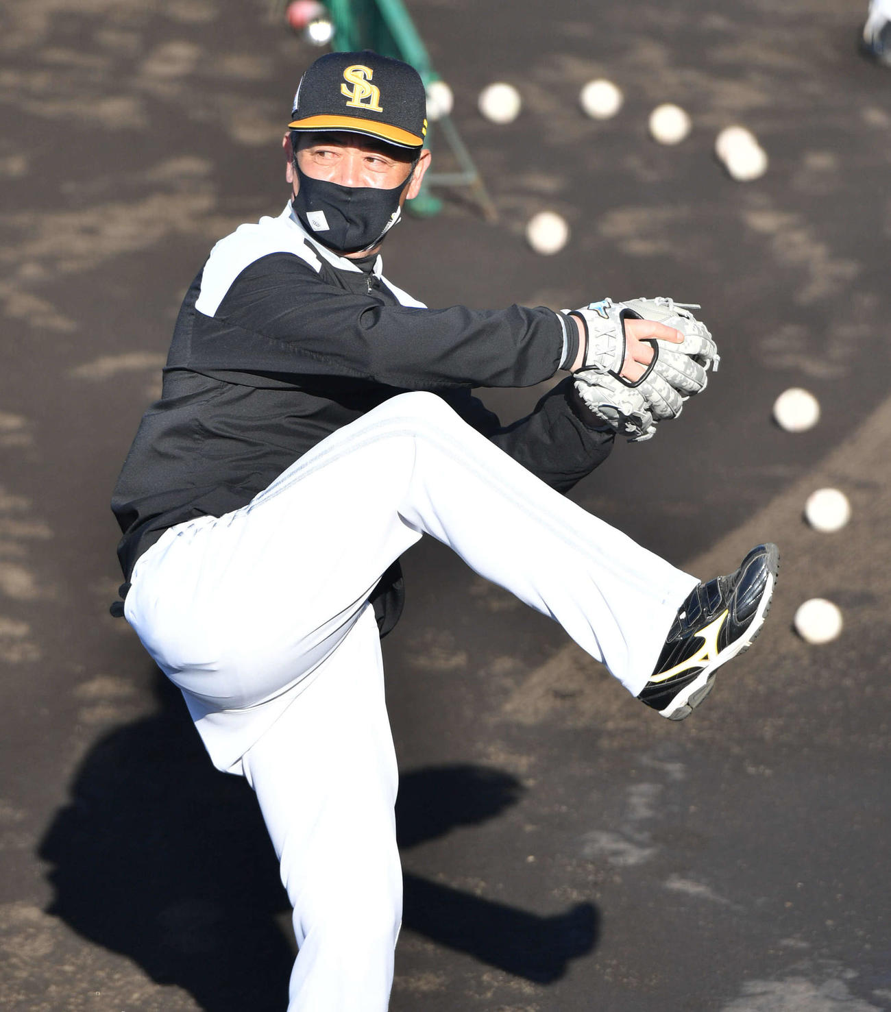 アーリーワークでキャッチボールを行う工藤公康監督（撮影・岩下翔太）