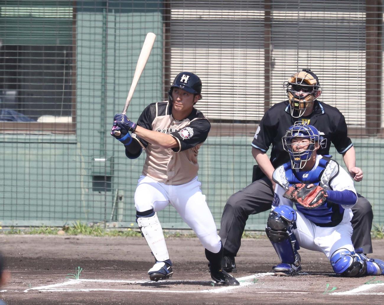 練習試合　中日対日本ハム　1回表日本ハム無死、右前打を放つ浅間（撮影・黒川智章）　　
