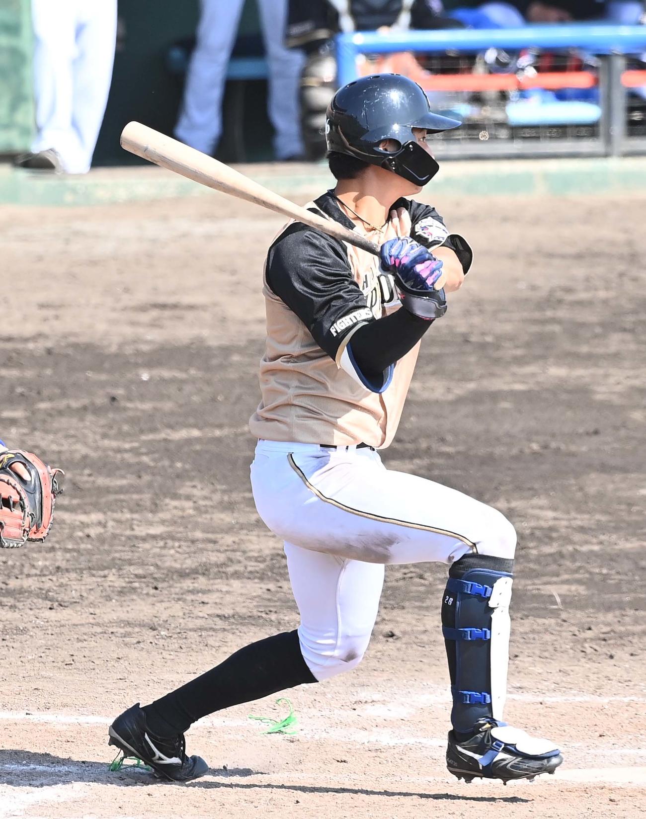 中日対日本ハム　5回表日本ハム1死、左前安打を放つ浅間大基（撮影・上田博志）