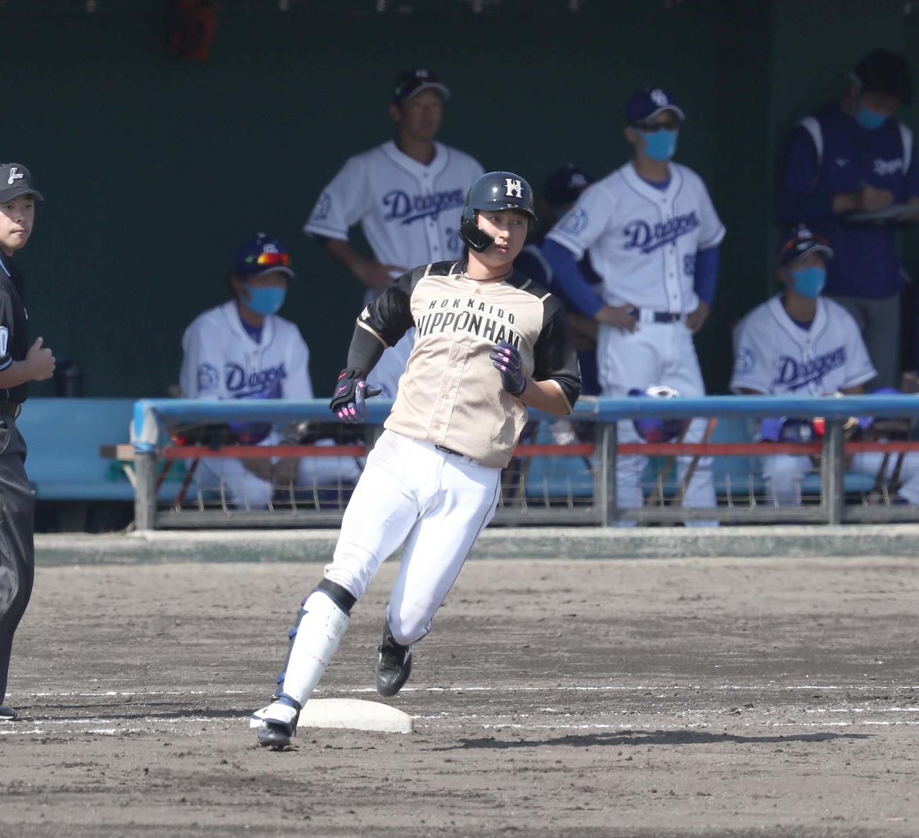 練習試合　中日対日本ハム　5回表日本ハム1死、左前打を放つ浅間（撮影・黒川智章）　　