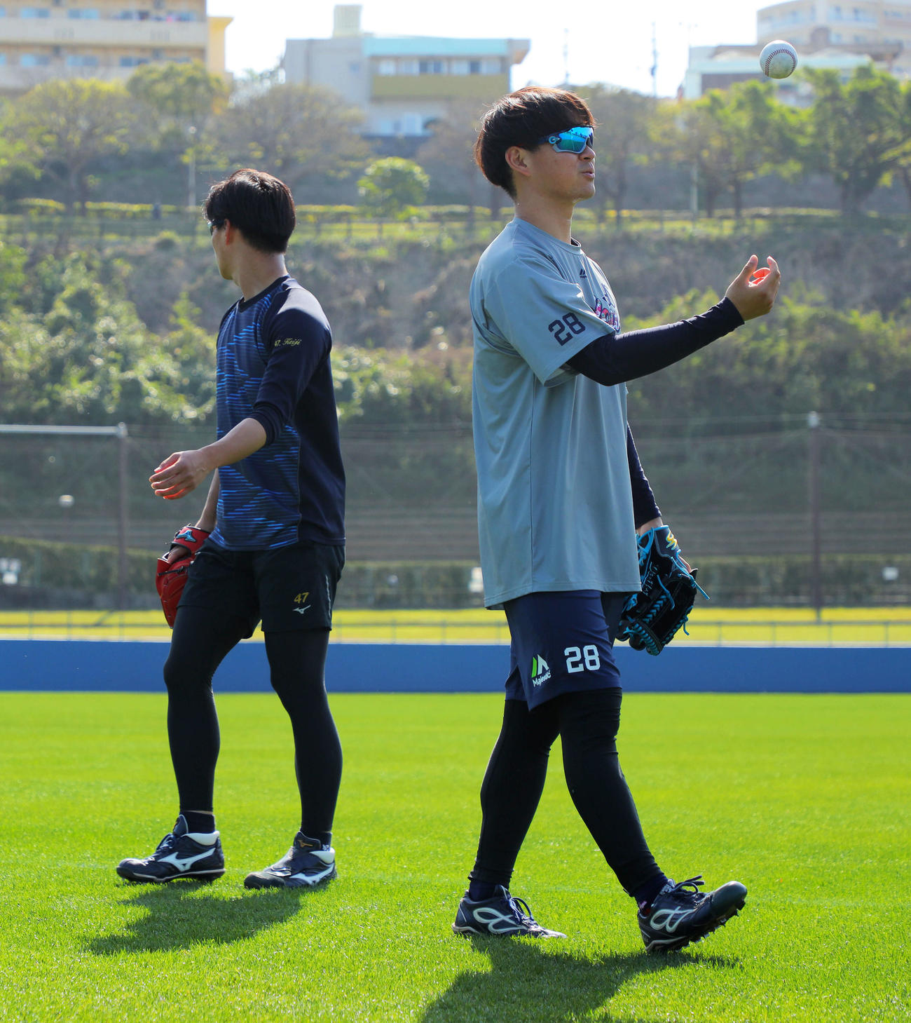 キャンプ休日の16日、キャッチボールを終えるヤクルト高橋（左）と吉田喜（撮影・河田真司）