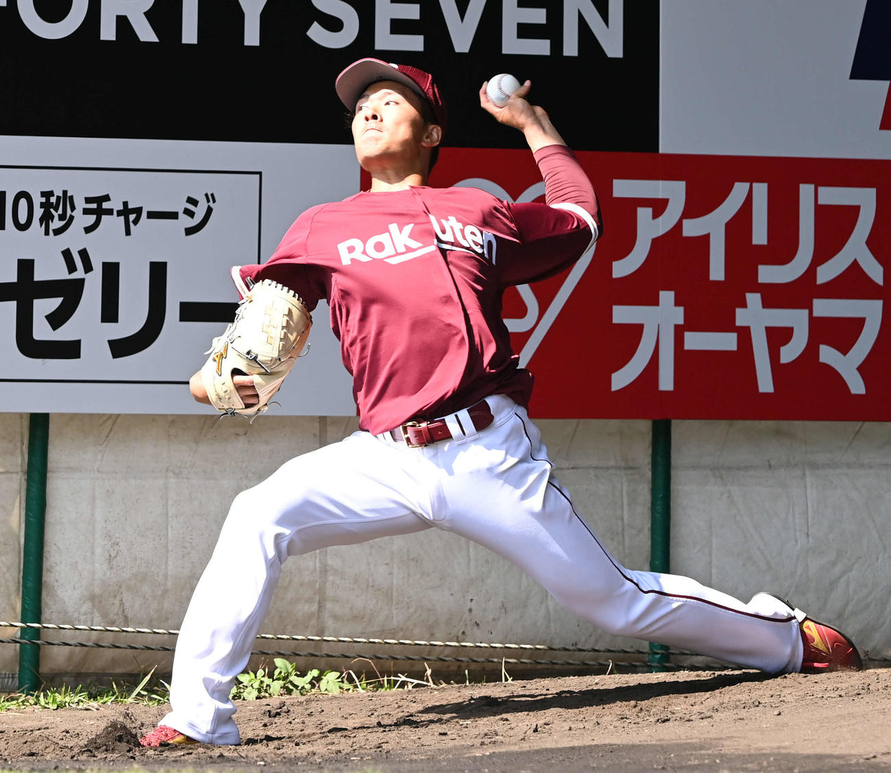 ブルペン投球をする楽天早川（撮影・山崎安昭）