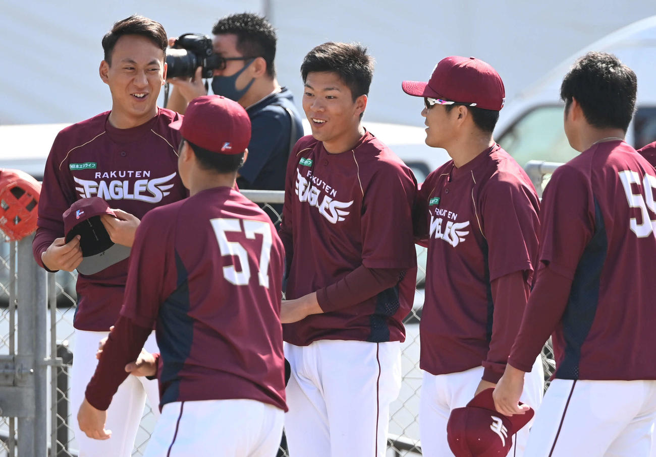 楽天早川（中央）は則本昂（右から2人目）に声をかけられ驚きの表情を見せる。左は高田孝（撮影・山崎安昭）
