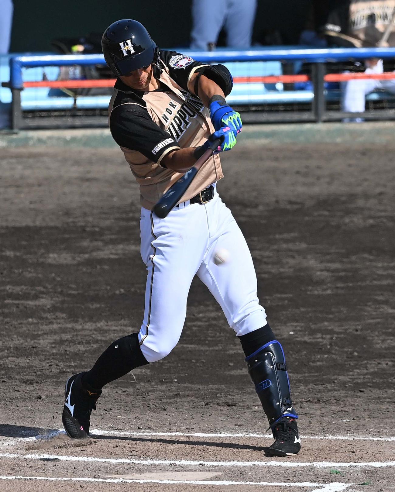 中日対日本ハム　6回表日本ハム1死、大田泰示が中前に抜けようかという打球を放つ（撮影・上田博志）