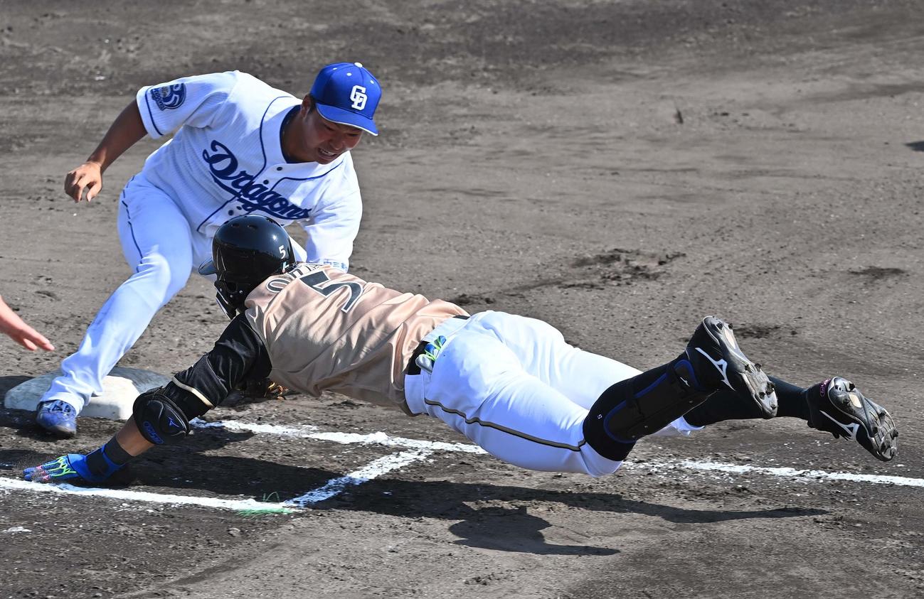 中日対日本ハム　6回表日本ハム1死、大田泰示が中前に抜けようかという打球を放つも溝脇隼人の好返球で一塁へ戻れず憤死する（撮影・上田博志）