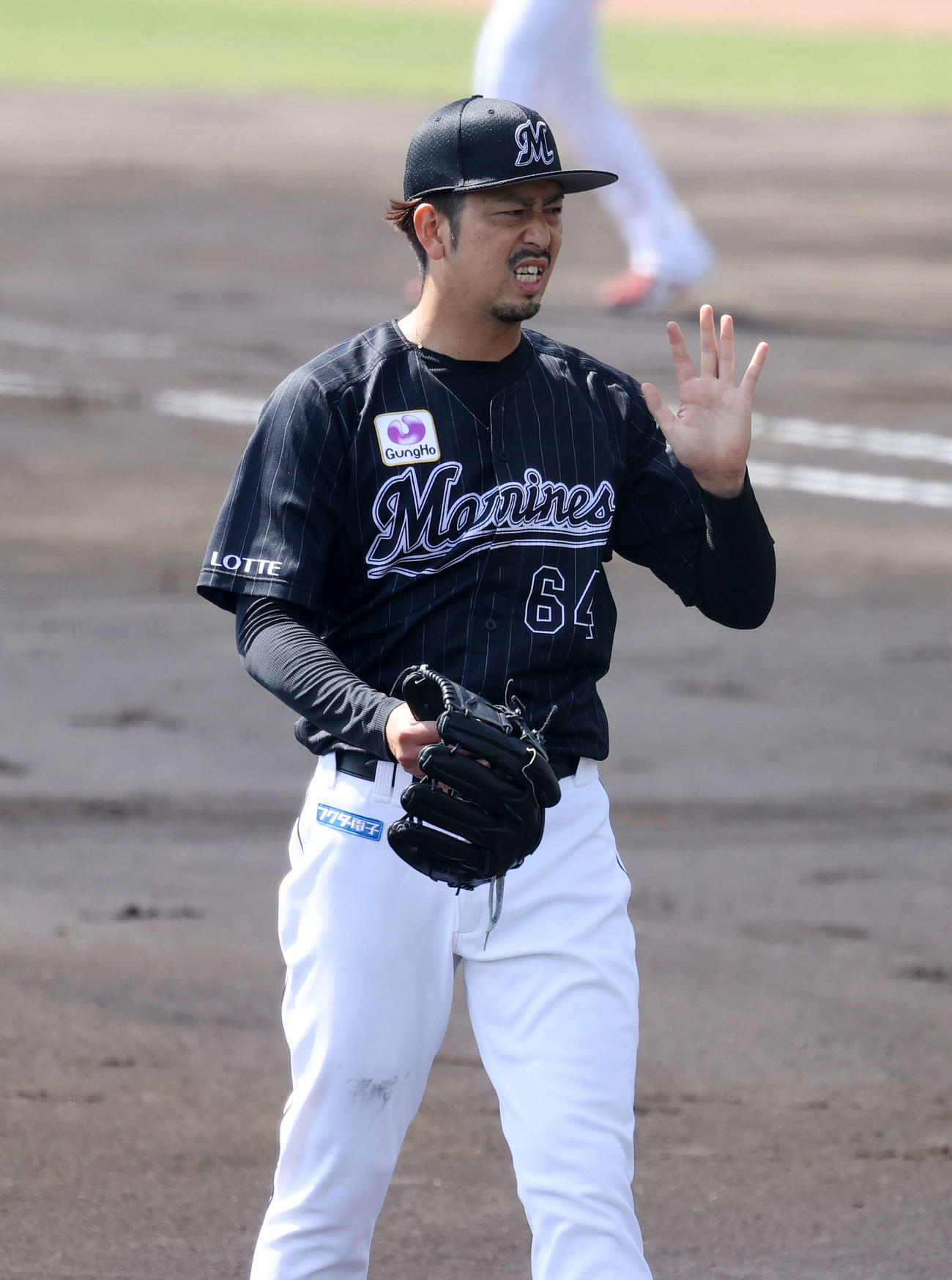 練習試合広島対ロッテ　1回裏、広島の攻撃を抑えベンチに引き揚げるロッテ大嶺（撮影・鈴木正人）