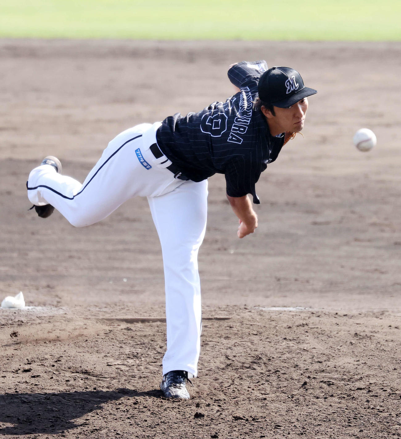 広島対ロッテ　4番手で力投するロッテ河村（撮影・鈴木正人）
