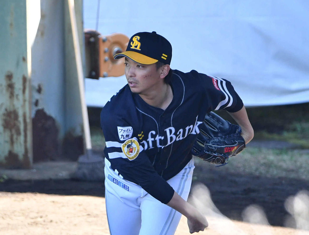 ブルペンで投げる東浜（撮影・岩下翔太）