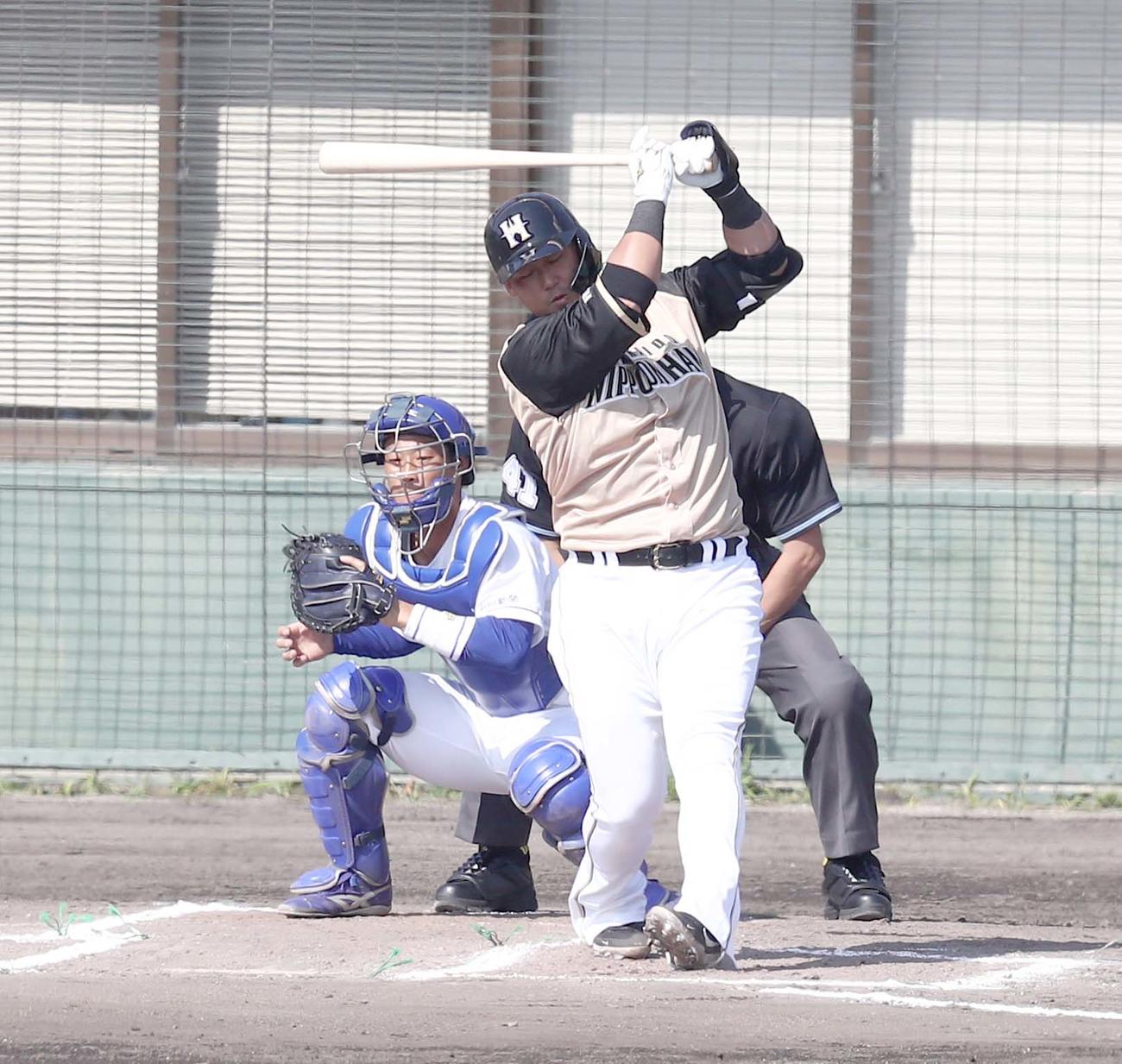 練習試合　中日対日本ハム　6回表日本ハム無死、三振に終わる中田（撮影・黒川智章）　　