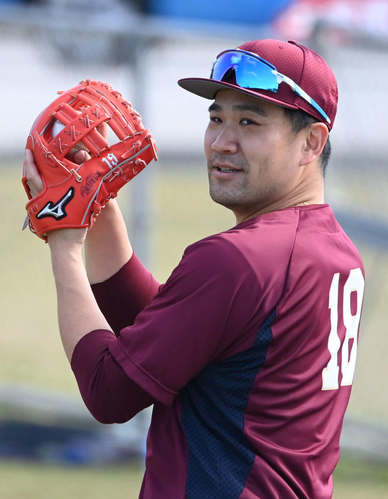 「19」と刺しゅうされたグラブを使ってキャッチボールをする楽天田中将（撮影・山崎安昭）