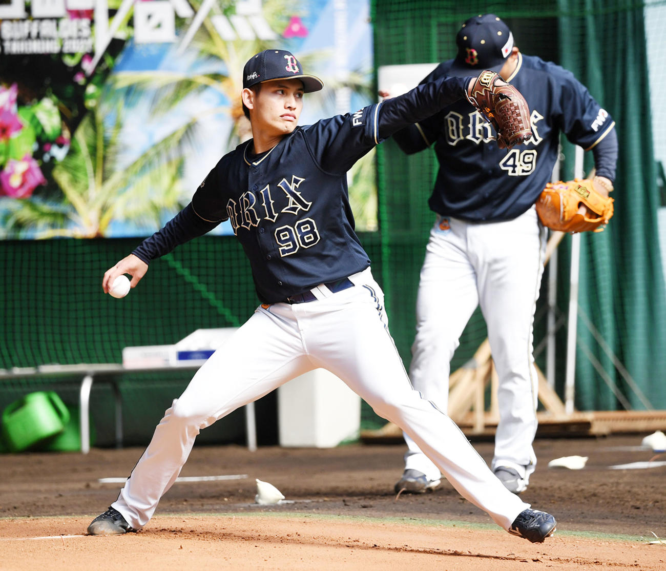 ブルペンで投球練習を行うオリックス張奕（撮影・前岡正明）