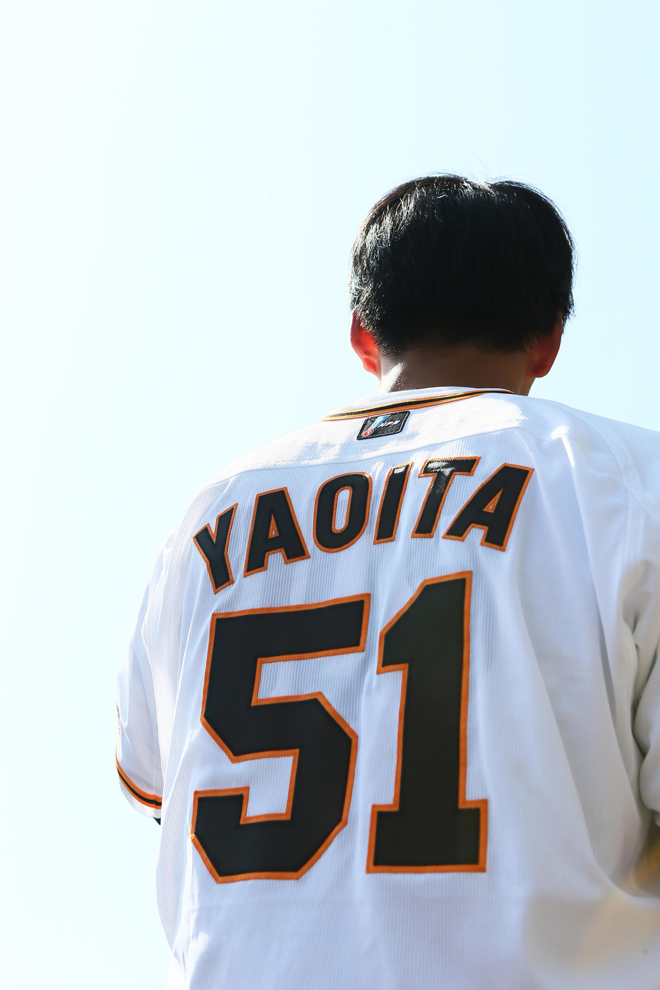支配下登録され背番号「51」を披露した巨人八百板（撮影・足立雅史）