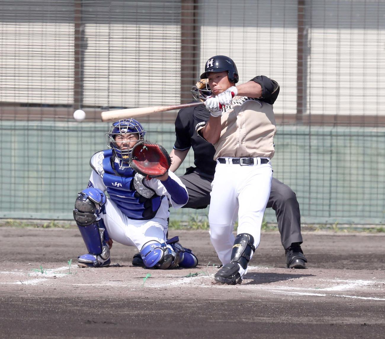 中日対日本ハム　2回表日本ハム無死、右前打を放つ樋口（撮影・黒川智章）　　