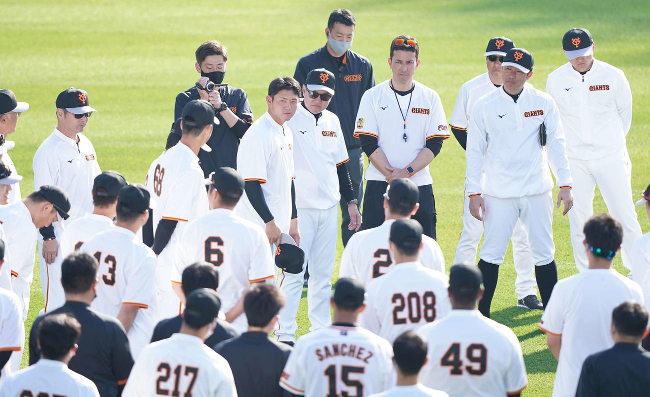 練習開始前、円陣であいさつする巨人平内（中央左）。右隣は原監督（撮影・鈴木みどり）