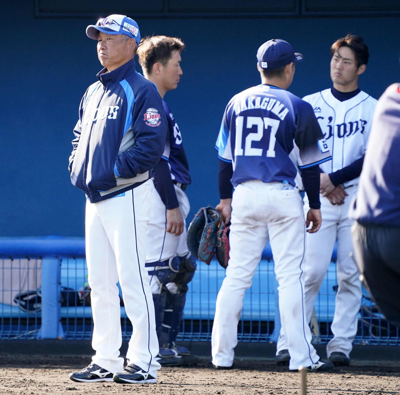 紅白戦を終え厳しい表情の西武辻監督（左）（撮影・滝沢徹郎）