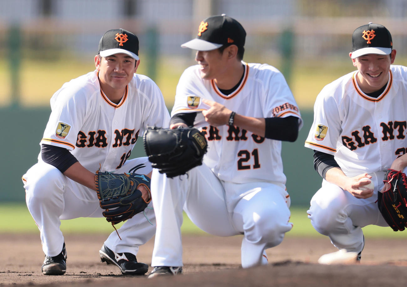 投内連係中、笑顔を見せる巨人の、左から菅野、井納、戸郷（撮影・足立雅史）