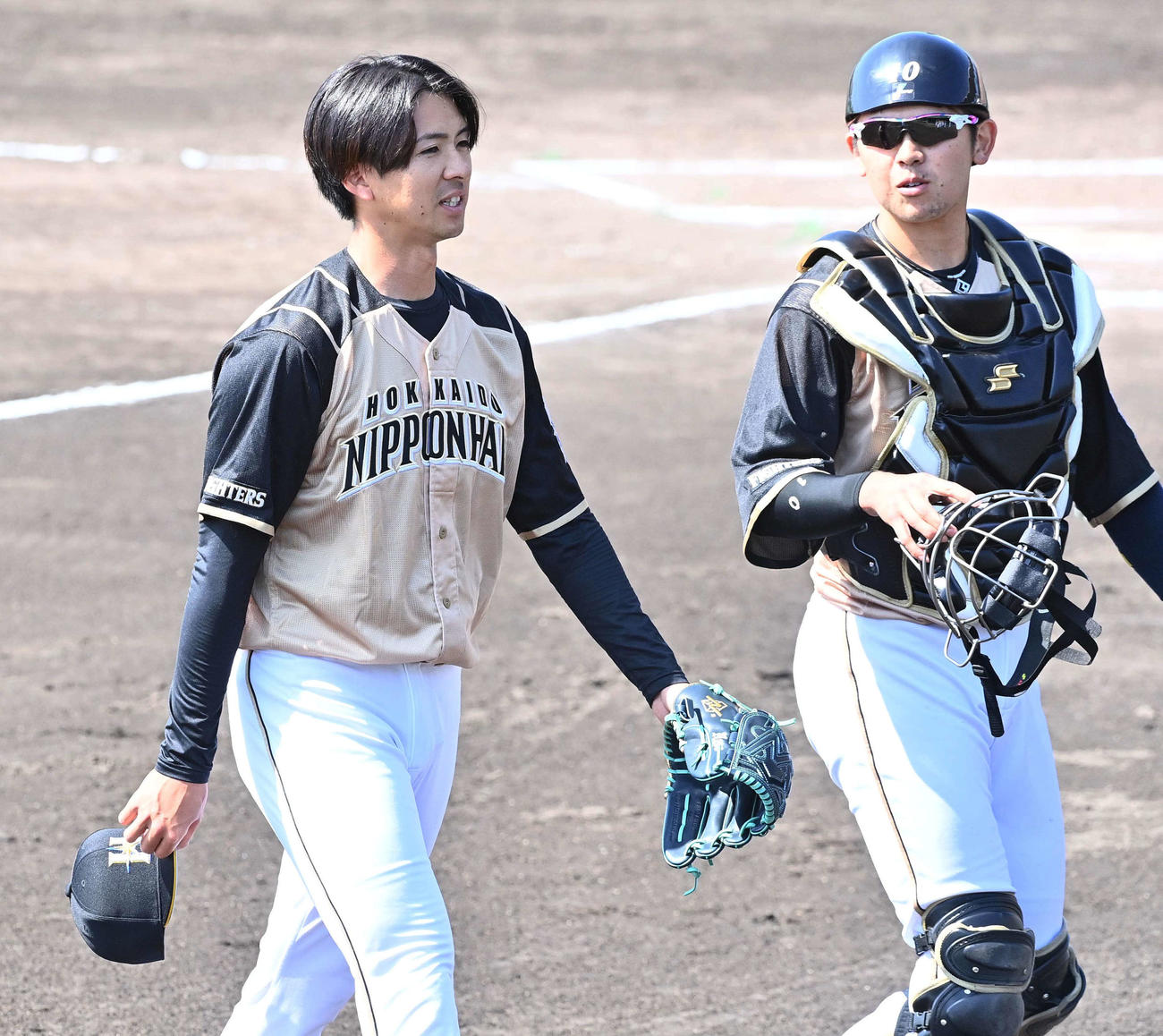 中日対日本ハム　1回を無失点に抑え清水優心と話ながらベンチに引き揚げる上沢直之（撮影・上田博志）