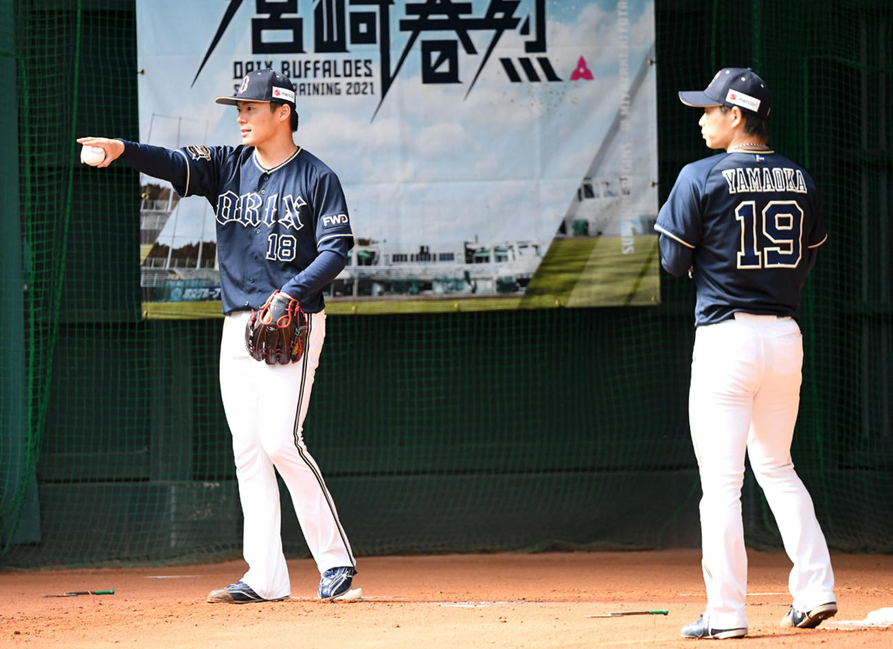 ブルペンに並んで投球練習を行うオリックス山本（左）と山岡（撮影・前岡正明）