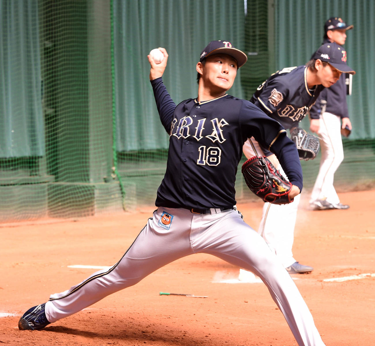 ブルペンで投球練習を行うオリックス山本（手前）と山岡（撮影・前岡正明）