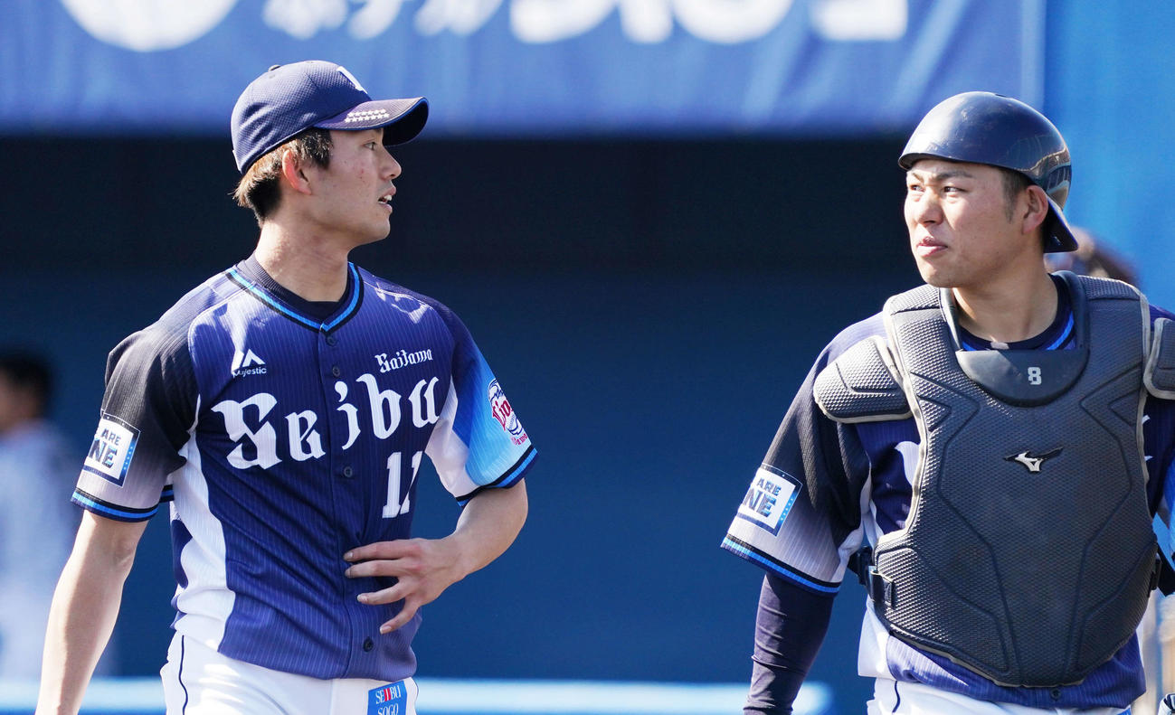 紅白戦の初回を投げ終えた西武今井（左）は中熊と引き揚げる（撮影・滝沢徹郎）