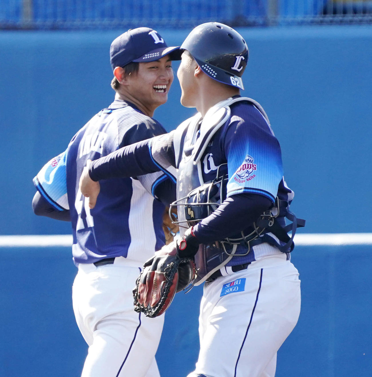 紅白戦の紅組3番手で好投した西武井上（左）は捕手駒月から声を掛けられて笑顔を見せる（撮影・滝沢徹郎）
