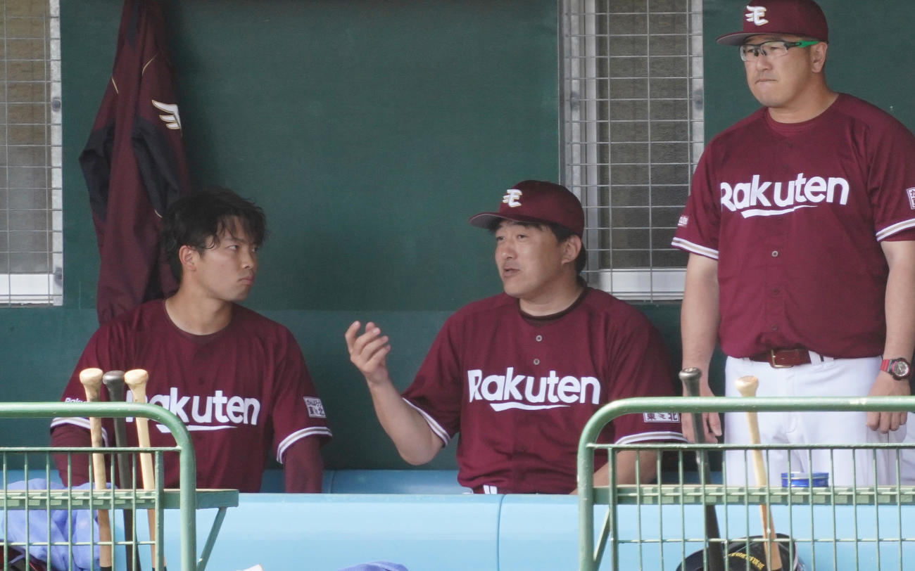 阪神対楽天　2回を投げ終え、石井GМ兼監督（中央）と話す高田萌。右は小山投手コーチ（撮影・菅敏）