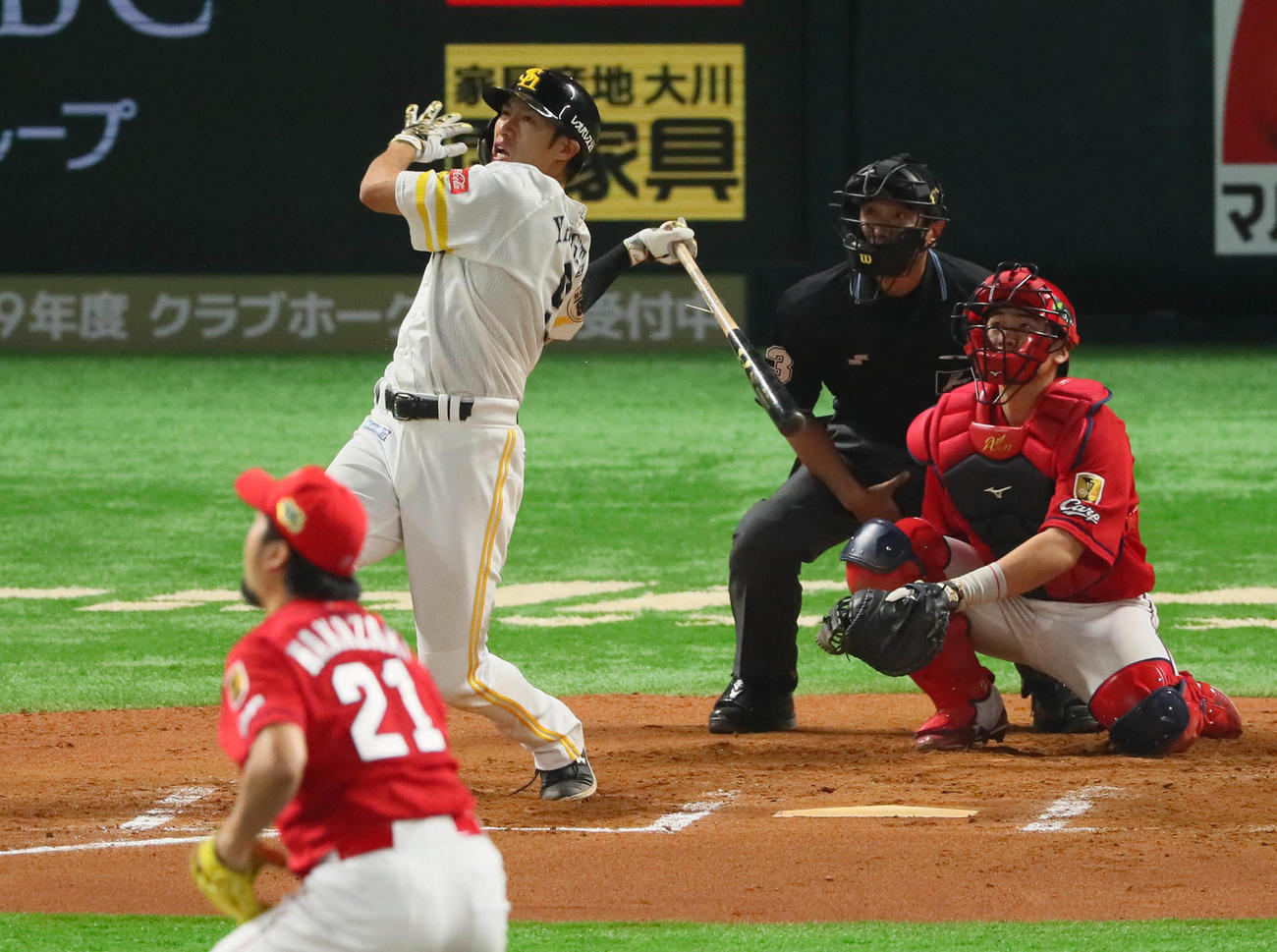 18年11月、日本シリーズ広島戦でバットを折りながらサヨナラ本塁打を放つソフトバンク柳田