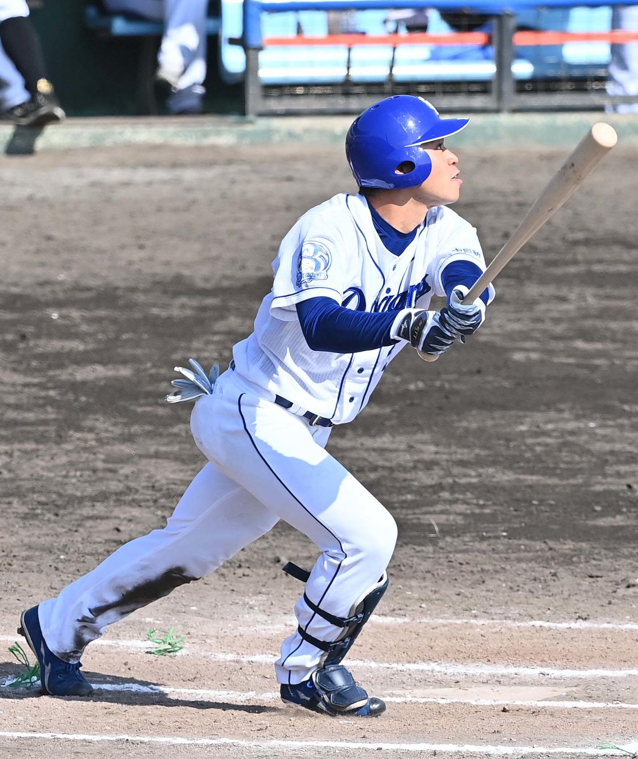 中日対日本ハム　6回裏中日1死満塁、左前適時打を放つ三好（撮影・上田博志）