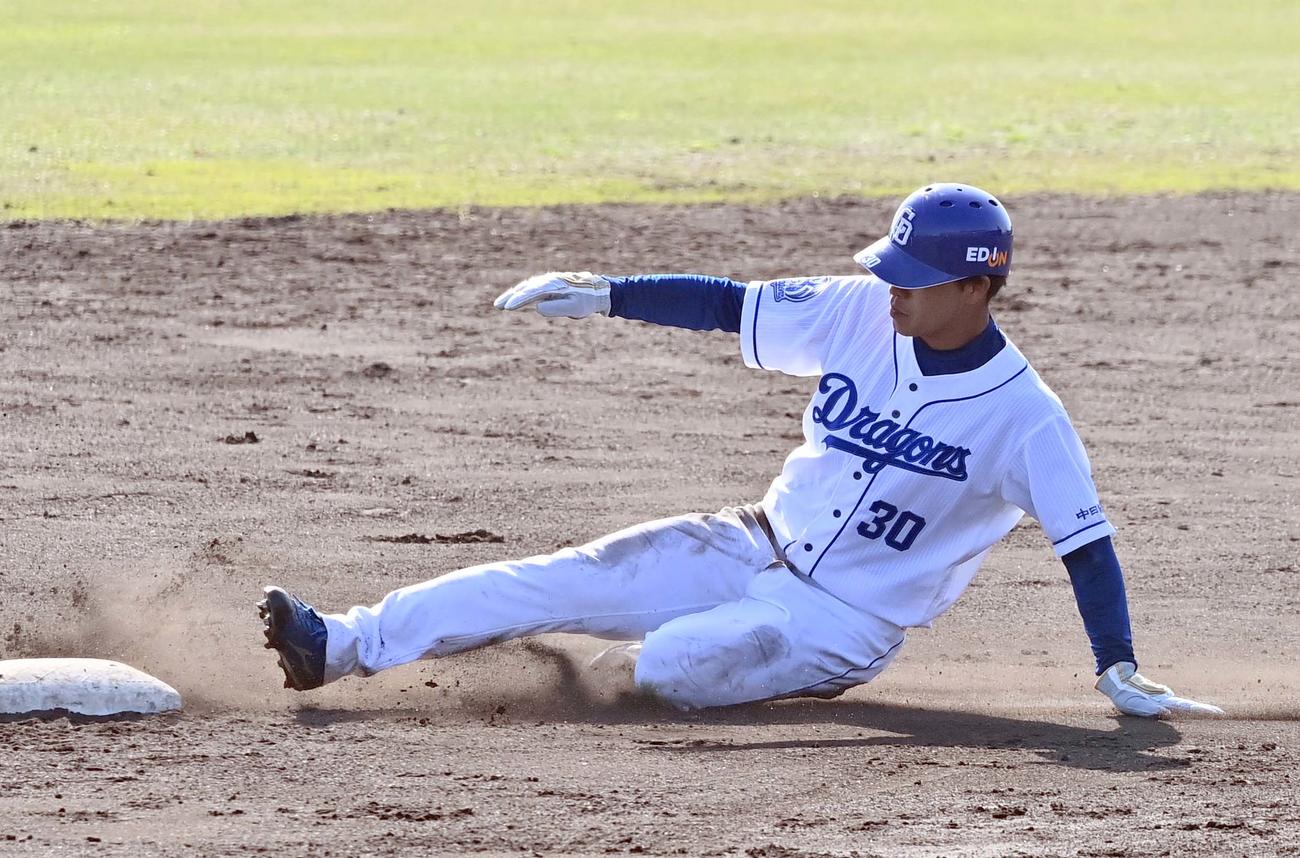 中日対日本ハム　8回裏中日2死一、三塁、三好は二盗に成功する（撮影・上田博志）