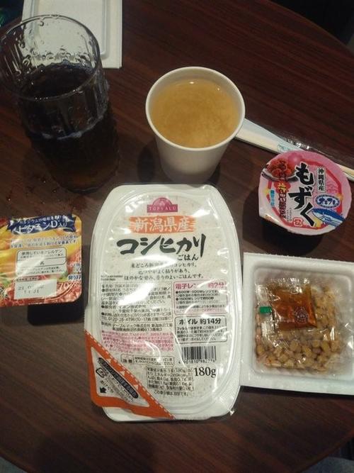 なんの変哲もないご飯。こだわりはみそ汁