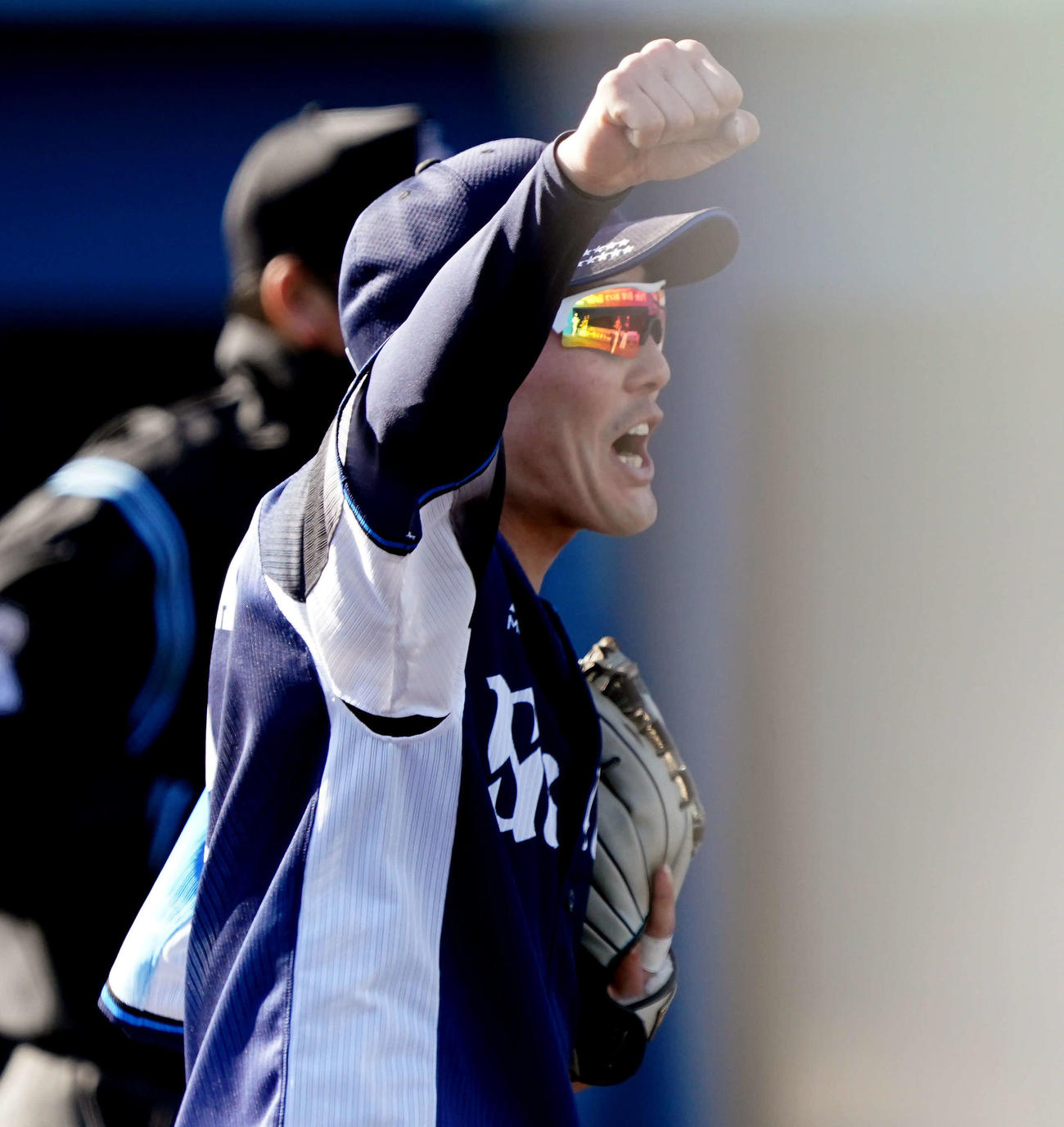 紅白戦を終えベンチに向かいガッツポーズする西武源田（撮影・滝沢徹郎）