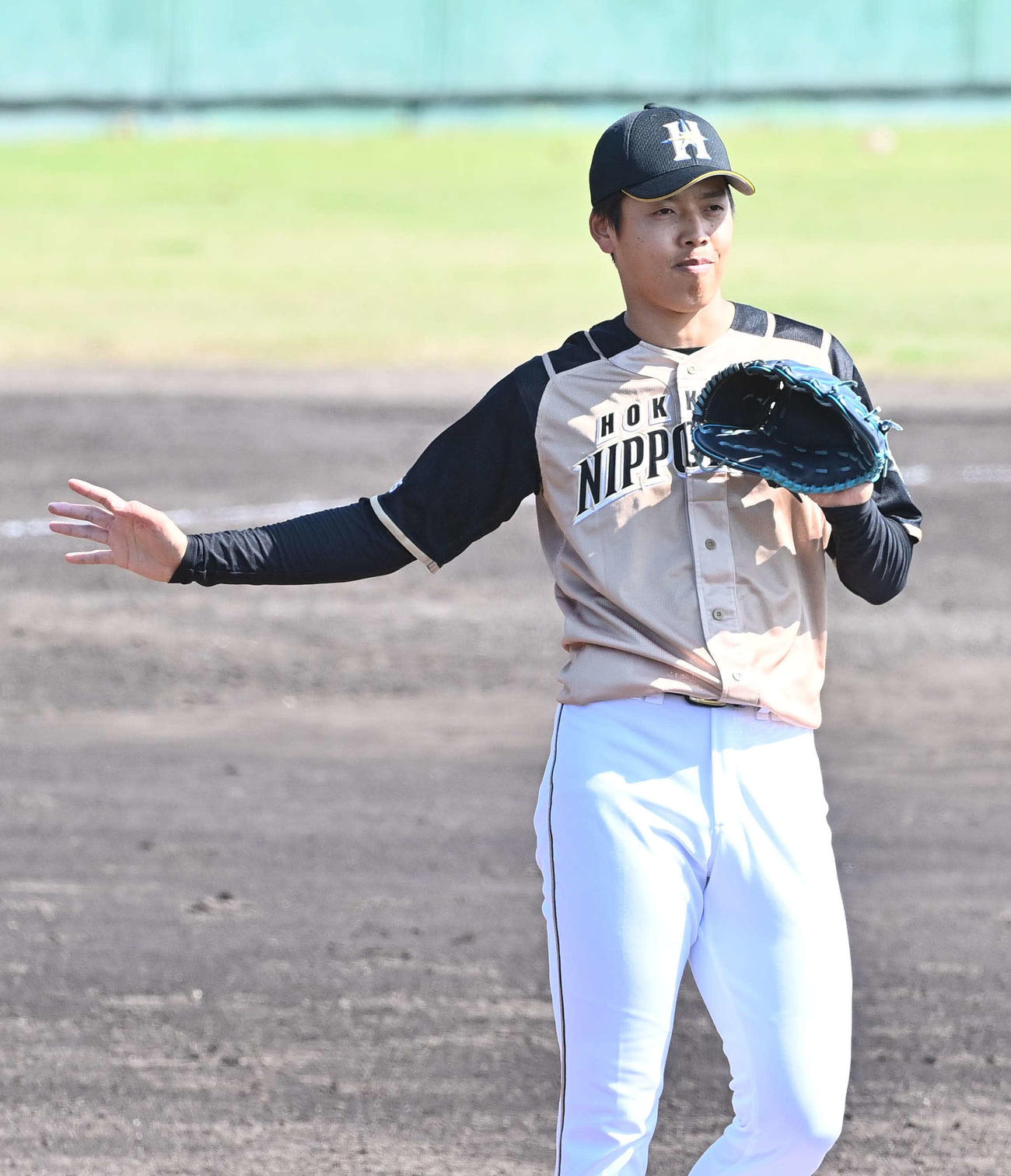中日対日本ハム　日本ハム2番手で登板する杉浦（撮影・上田博志）
