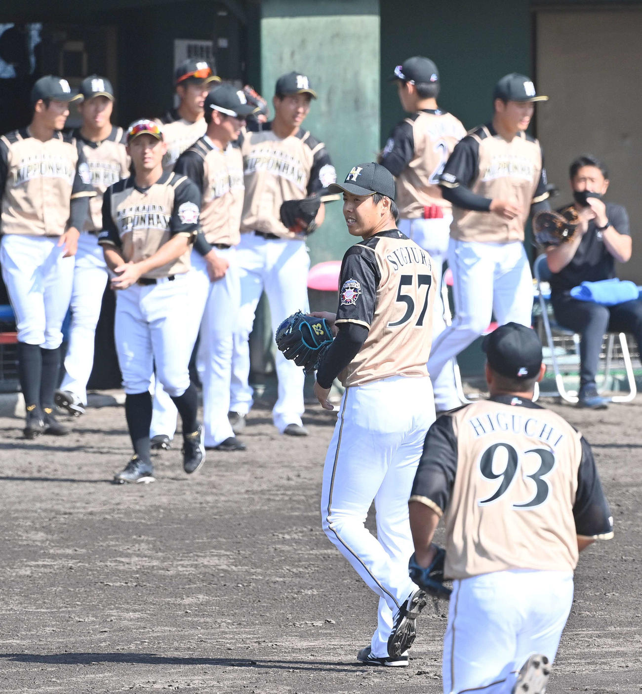 中日対日本ハム　日本ハム2番手で登板し中日打線を抑えた杉浦（中央）（撮影・上田博志）