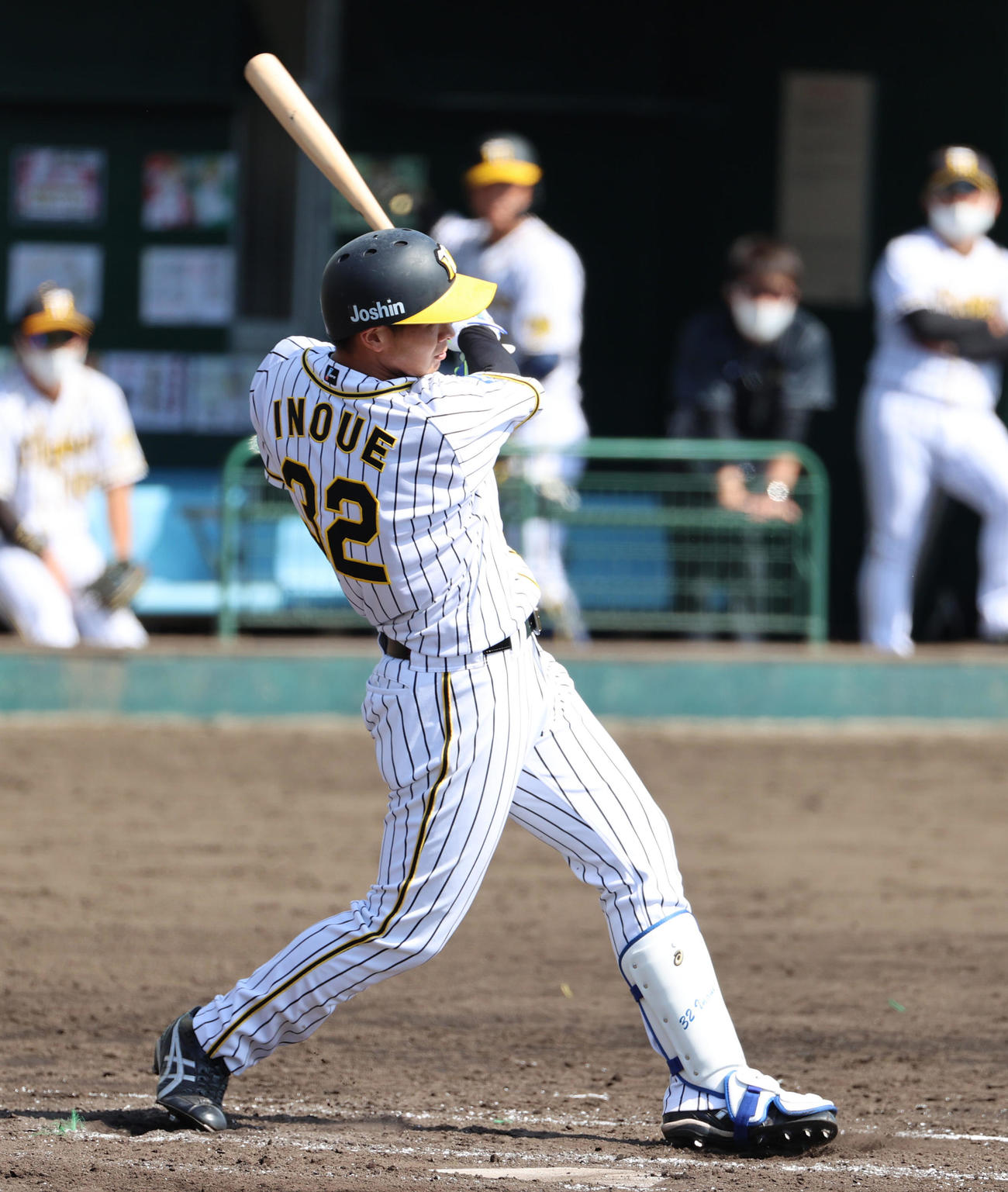 練習試合　阪神対楽天　4回裏阪神無死一塁、左翼線二塁打を放つ井上広大（撮影・清水貴仁）