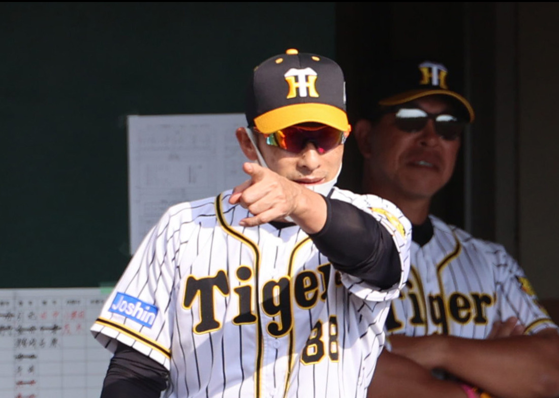 阪神対楽天　8回裏阪神2死一、二塁、代打を告げる矢野監督（撮影・清水貴仁）