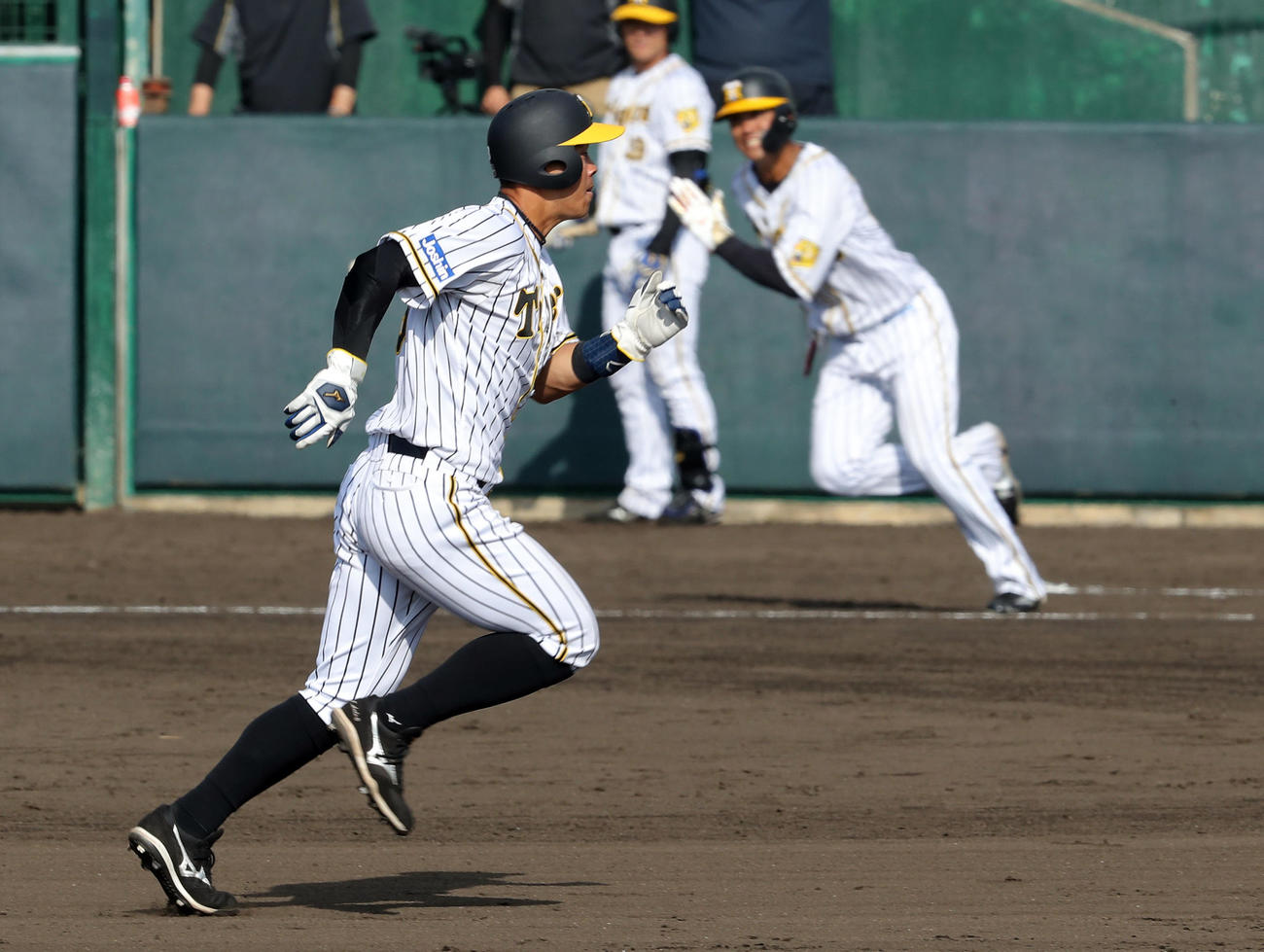 阪神対楽天　8回裏阪神1死二塁、打者井上の時、佐藤輝（手前）が二塁を狙う間に中谷（後方右）が本盗を狙う（撮影・前田充）