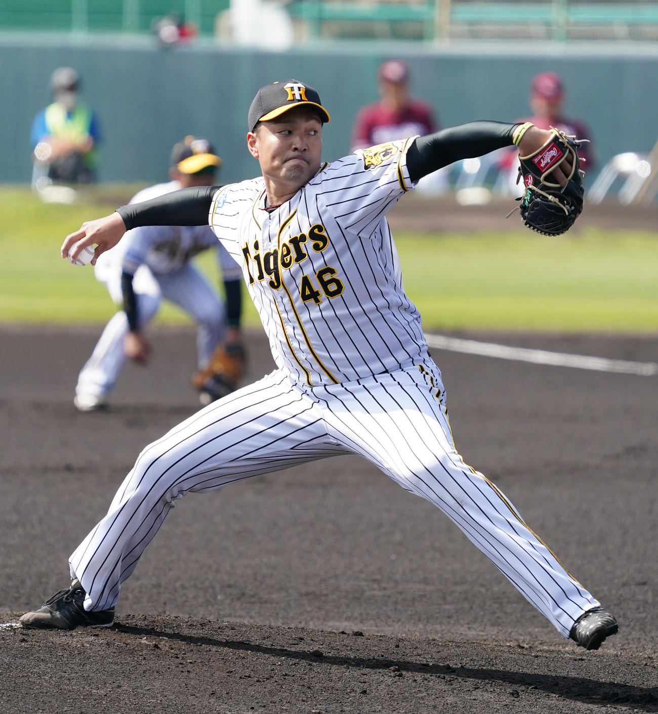 楽天との練習試合に先発し力投する阪神秋山（撮影・菅敏）
