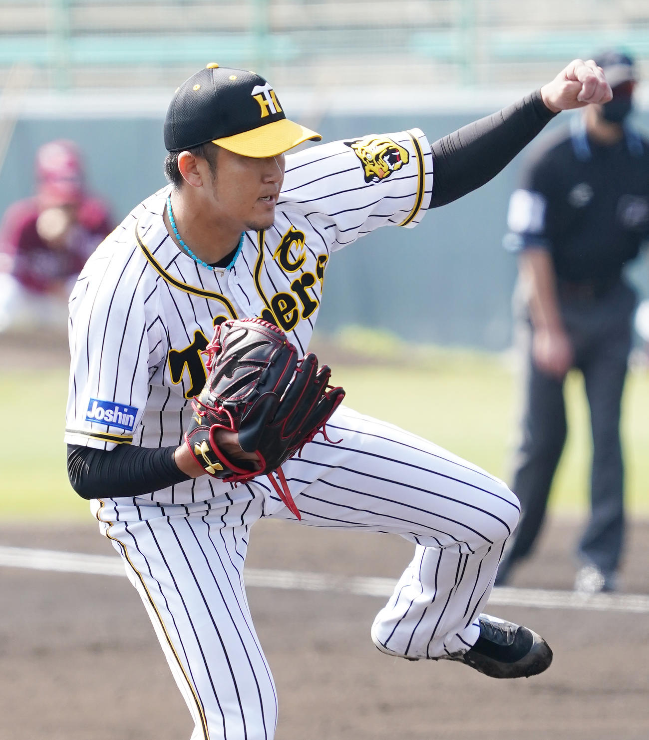 楽天との練習試合の4回、2番手として登板し力投する阪神岩貞（撮影・菅敏）